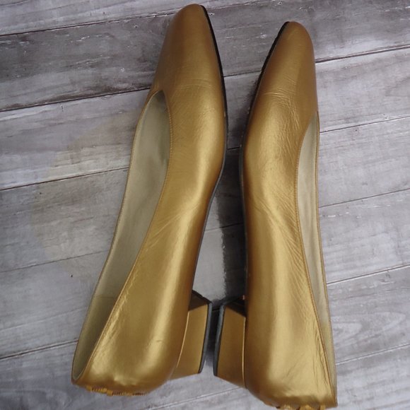 SIZE 7.5. Stuart Weitzman VTG gold /metallic leather shoes. - Picture 10 of 16